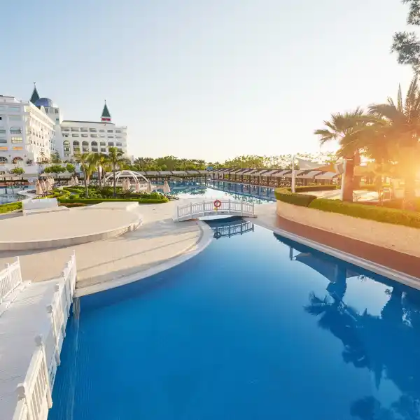 Turístico, hotelero y náutico